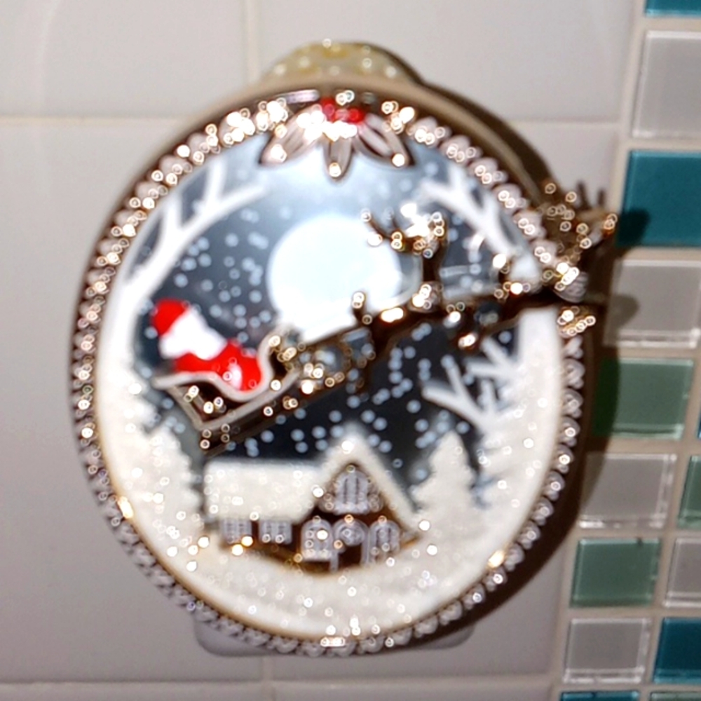 Bath and Body Works Christmas fragrance plug and light